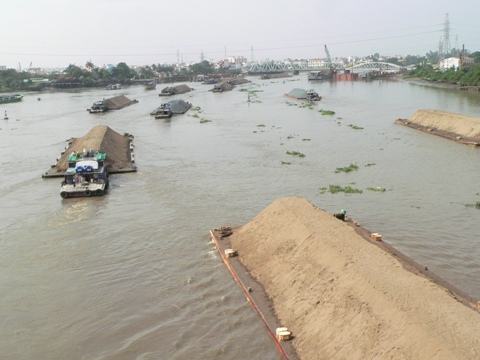 Tai nạn kinh hoàng, sà lan đụng sập 44 căn nhà