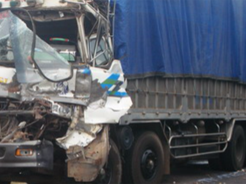 Tai nạn liên hoàn, 3 ô tô hỏng nặng