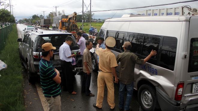 Tai nạn liên hoàn 5 ôtô trên quốc lộ 22