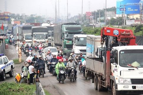 Tai nạn liên hoàn, 5 xe dính chùm trên QL1 - ảnh 1