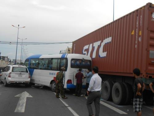 Tai nạn liên hoàn, 6 ô tô dàn ngang Xa lộ Hà Nội