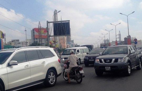 Hơn 1 giờ sau khi vụ tai nạn xảy ra, hiện trường vẫn chưa được giải quyết khiến các loại xe qua vòng xoay phải di chuyển chậm