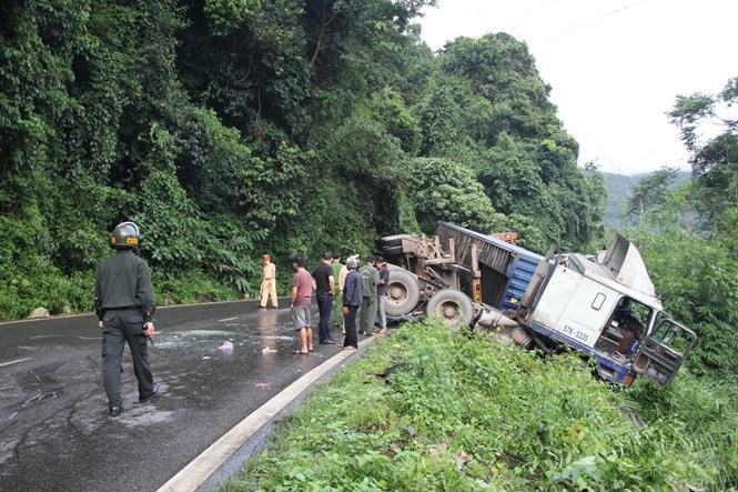 Tai nạn ở đèo Bảo Lộc, xe đầu kéo treo trên miệng vực