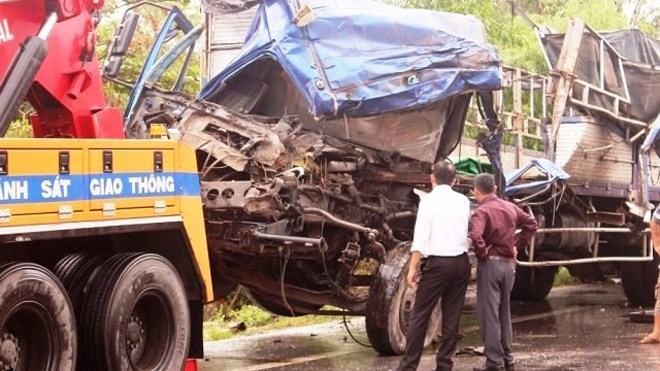 Tai nạn ô tô liên hoàn, tài xế tử vong trong cabin biến dạng