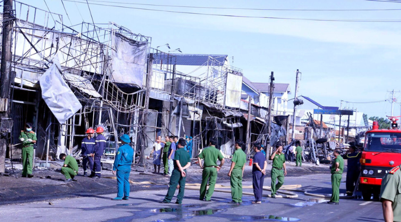 Hiện trường vụ tai nạn thảm khốc sau khi xe bồn chở xăng bốc cháy, cháy lan vào nhà dân ven đường. Ít nhất 6 người tử vong /// Ảnh: Đỗ Trường