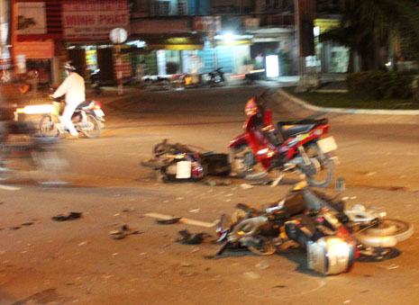 Tai nạn trước cổng bệnh viện, hai người nguy kịch