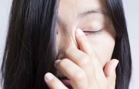 Tại sao mắt giật, nháy liên tục?