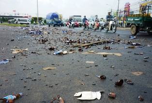 Tài xế bất lực nhìn dân mang cả xe ba gác ra hôi của