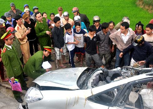 Tài xế đã cố vượt tàu hỏa, bất chấp còi báo hiệu