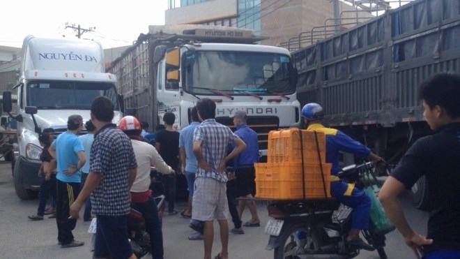 Tài xế dừng xe khẩu chiến giữa đường khiến giao thông kẹt cứng