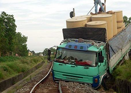 Tài xế ngủ gật, xe tải nhào đầu xuống đường tàu