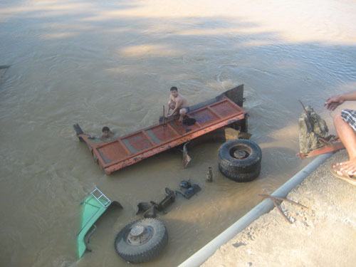 Tài xế ngủ gật, xe tải “tắm” sông