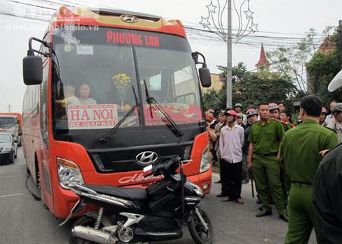 Tài xế tông cảnh sát, cố thủ trên xe khách
