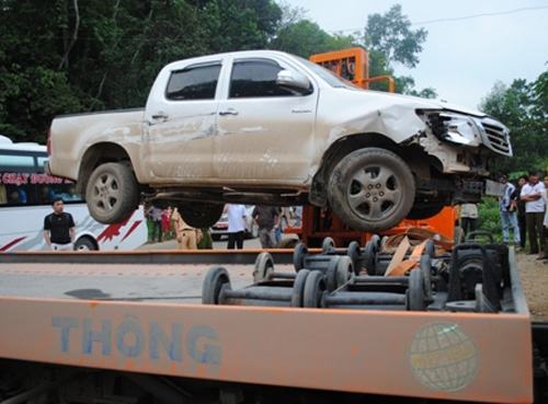 Tài xế xe biển số nước ngoài liều lĩnh tông thẳng vào CSGT