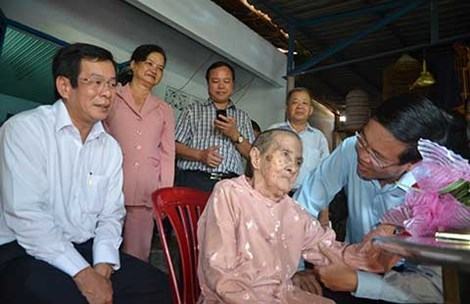 Lãnh đạo TP thăm và tặng quà các cụ tròn 90 tuổi