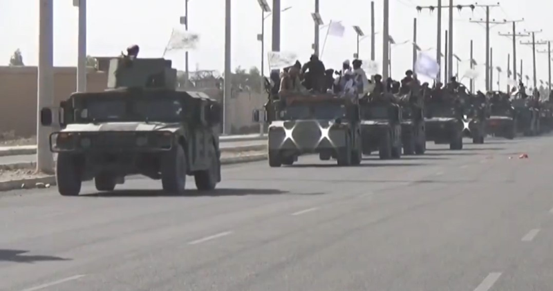 Taliban diễu hành chiến thắng với nhiều khí tài Mỹ - ảnh 6