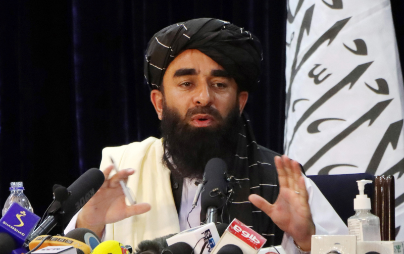 Phát ngôn viên Taliban Zabihullah phát biểu tại cuộc họp báo ở Kabul ngày 17.8 /// Reuters