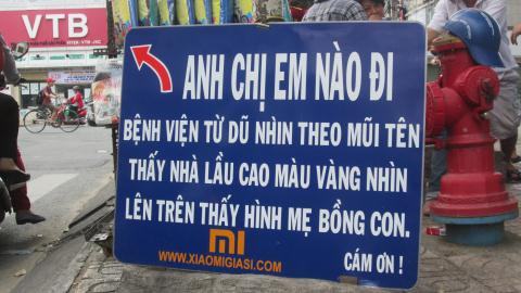 Tấm bảng chỉ đường ấm áp tình người giữa lòng TP HCM