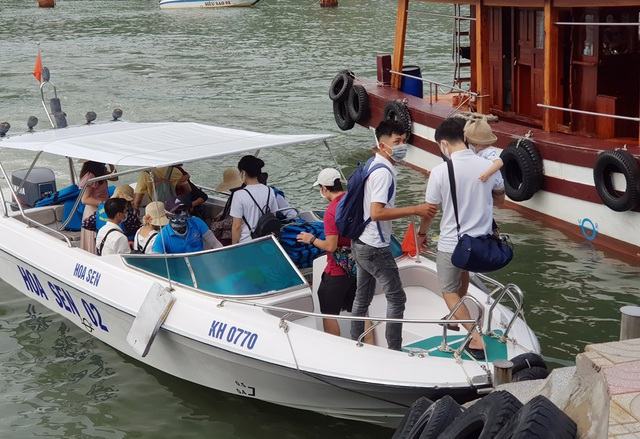 Tạm dừng hoạt động tàu du lịch trên Vịnh Nha Trang để tránh bão