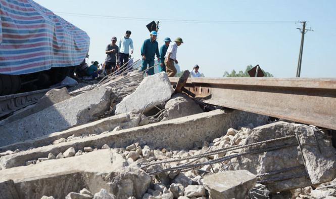 Tạm giữ hình sự 2 nhân viên gác barie trong vụ lật tàu tại Thanh Hóa - ảnh 2