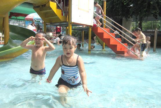 Trẻ tắm hồ bơi coi chừng “rước” bệnh