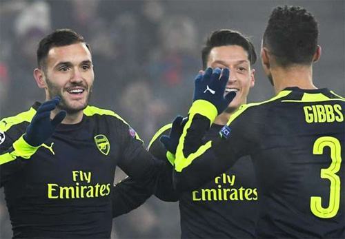tan-binh-lap-hat-trick-arsenal-dung-dau-bang-champions-league