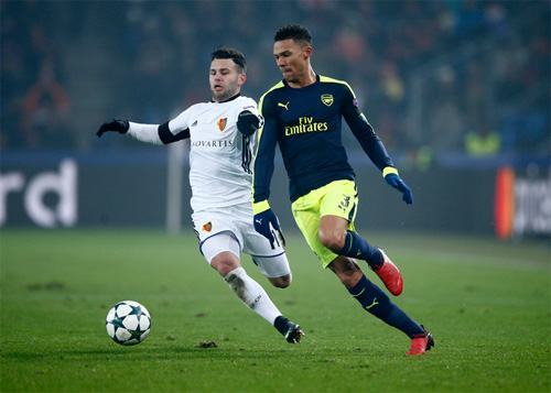 tan-binh-lap-hat-trick-arsenal-dung-dau-bang-champions-league-1