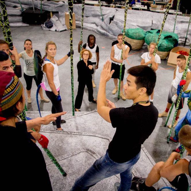 Biên đạo Việt Nam hướng dẫn cho các diễn viên xiếc Canada.