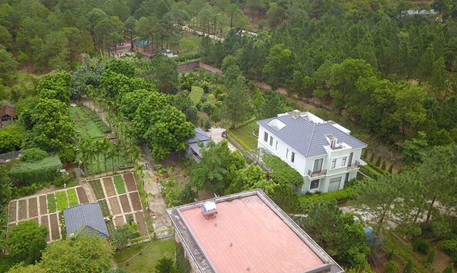 Theo GS Đặng Hùng Võ, chiếu theo quy định, các công trình kể cả kiên cố, xây sai phạm trên đất rừng phòng hộ Sóc Sơn đều phải tháo dỡ  /// Ảnh: Sơn Quân