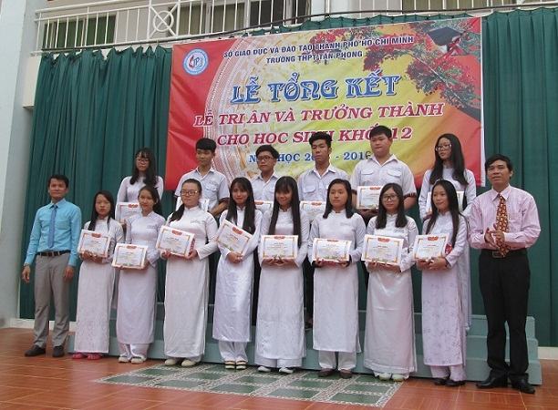 Trường THPT Tân Phong: Tổng kết năm học và lễ tri ân, trưởng thành cho khối 12