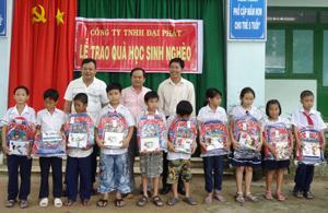 Tặng ba lô, tập vở cho học sinh nghèo