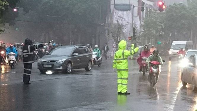 Tăng cường cảnh sát cơ động hướng dẫn giao thông /// Ảnh Nam Anh