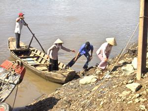 Bến đò như thế này không đảm bảo an toàn cho hành khách