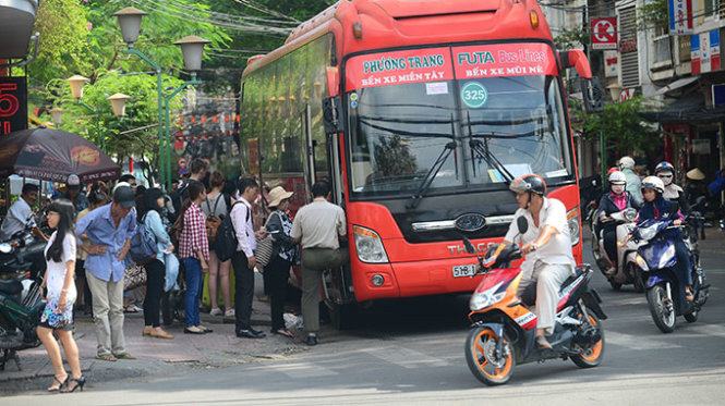 Doanh nghiệp và nhà xe phải kê khai lại hoặc thông báo giảm giá cước phù hợp với mức giảm giá của xăng dầu.