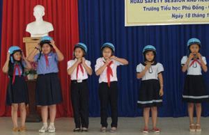Tặng hơn 2.000 mũ bảo hiểm cho học sinh tiểu học