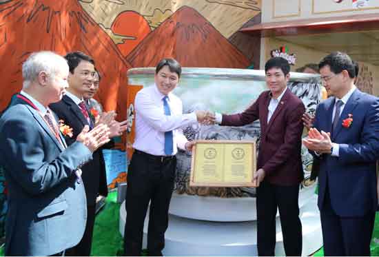 Tặng ly cà phê lớn nhất thế giới cho Bảo tàng tỉnh Đắk Lắk