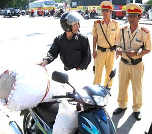 Tăng mức xử phạt: Người tham gia giao thông thận trọng hơn