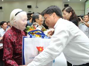 Tặng quà cho gia đình chính sách