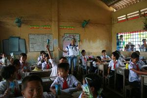 Tặng sữa cho học sinh tiểu học