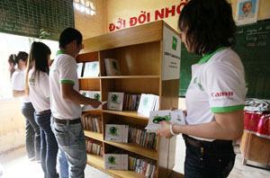 Tặng thư viện sách cho 10 trường học khó khăn