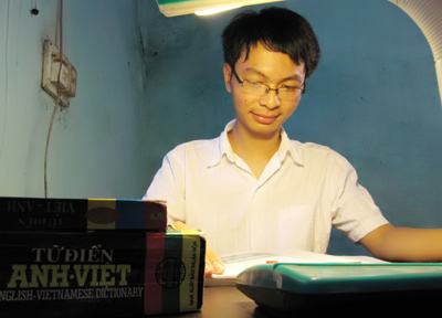 Tặng thưởng laptop và điện thoại cho các thủ khoa ĐH 2010