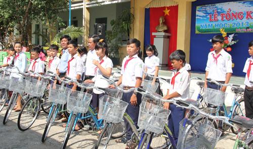 Tặng xe đạp cho học sinh nghèo vượt khó