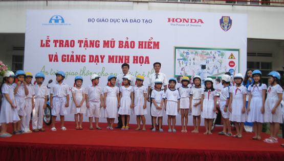 Tặng 500 mũ bảo hiểm cho các em HS nghèo hiếu học