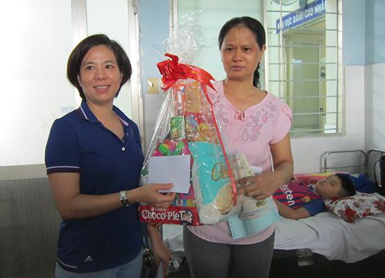 Trao 900 phần quà cho bệnh nhi nghèo