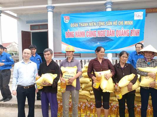 10 tấn gạo, 2000 lít dầu ăn đến với ngư dân hai tỉnh Quảng Bình, Hà Tĩnh