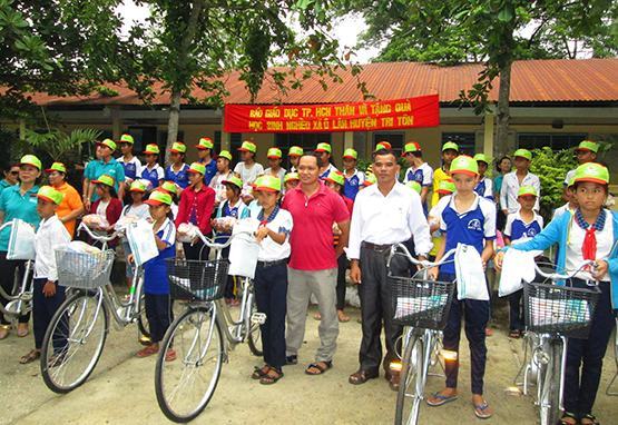 Báo Giáo dục TP.HCM thăm và tặng quà cho học sinh nghèo