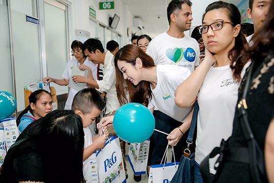 Tặng sân chơi và 1.000 phần quà cho bệnh nhi