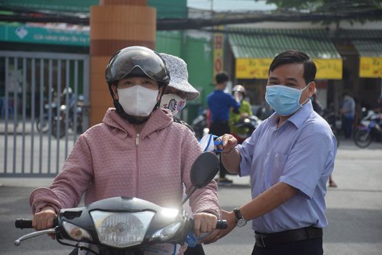 HVCT trao 400 phần quà cho người nghèo, người lao động mất việc