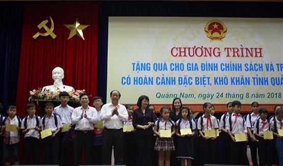 Phó Chủ tịch nước tặng quà học sinh nghèo Quảng Nam