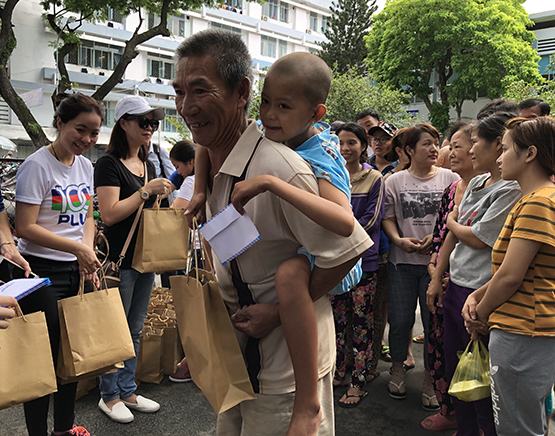 Tặng quà cho bệnh nhi, trẻ em có hoàn cảnh khó khăn